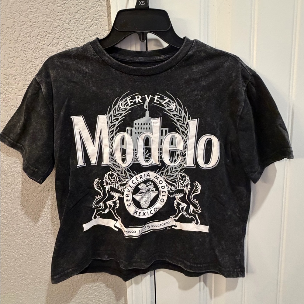Modelo Black Graphic Logo Crop Tee